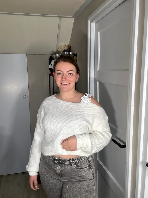 Off-Shoulder Trui Wit met Bloemdetail