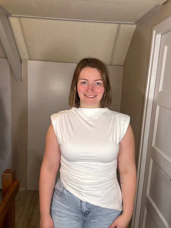 Witte asymmetrische top met schoudervulling – One size