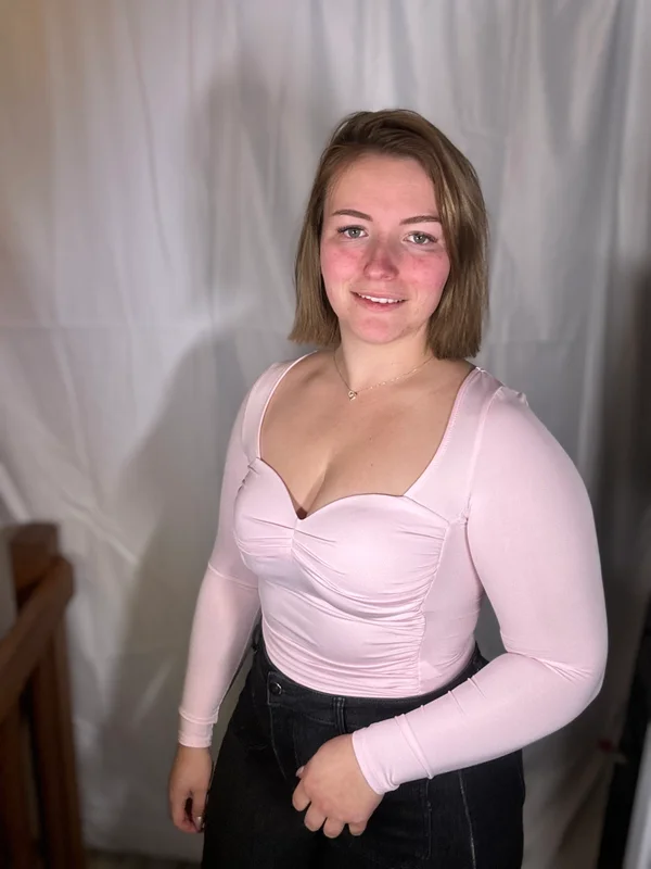 Lichtroze body met ingebouwde cups – lange mouw (S/M – M/L)
