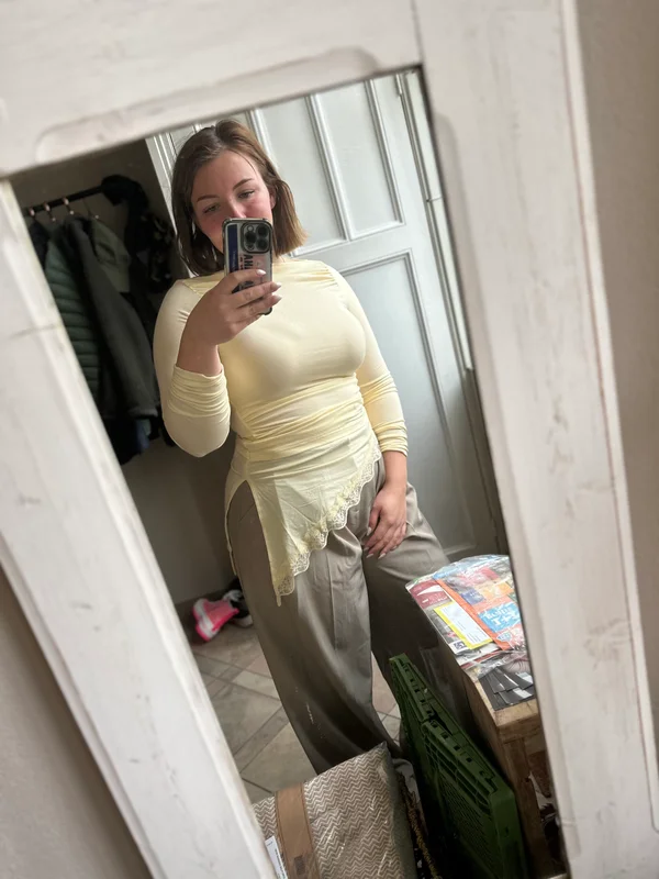 Gele asymmetrische top met kant – stretch & long sleeve