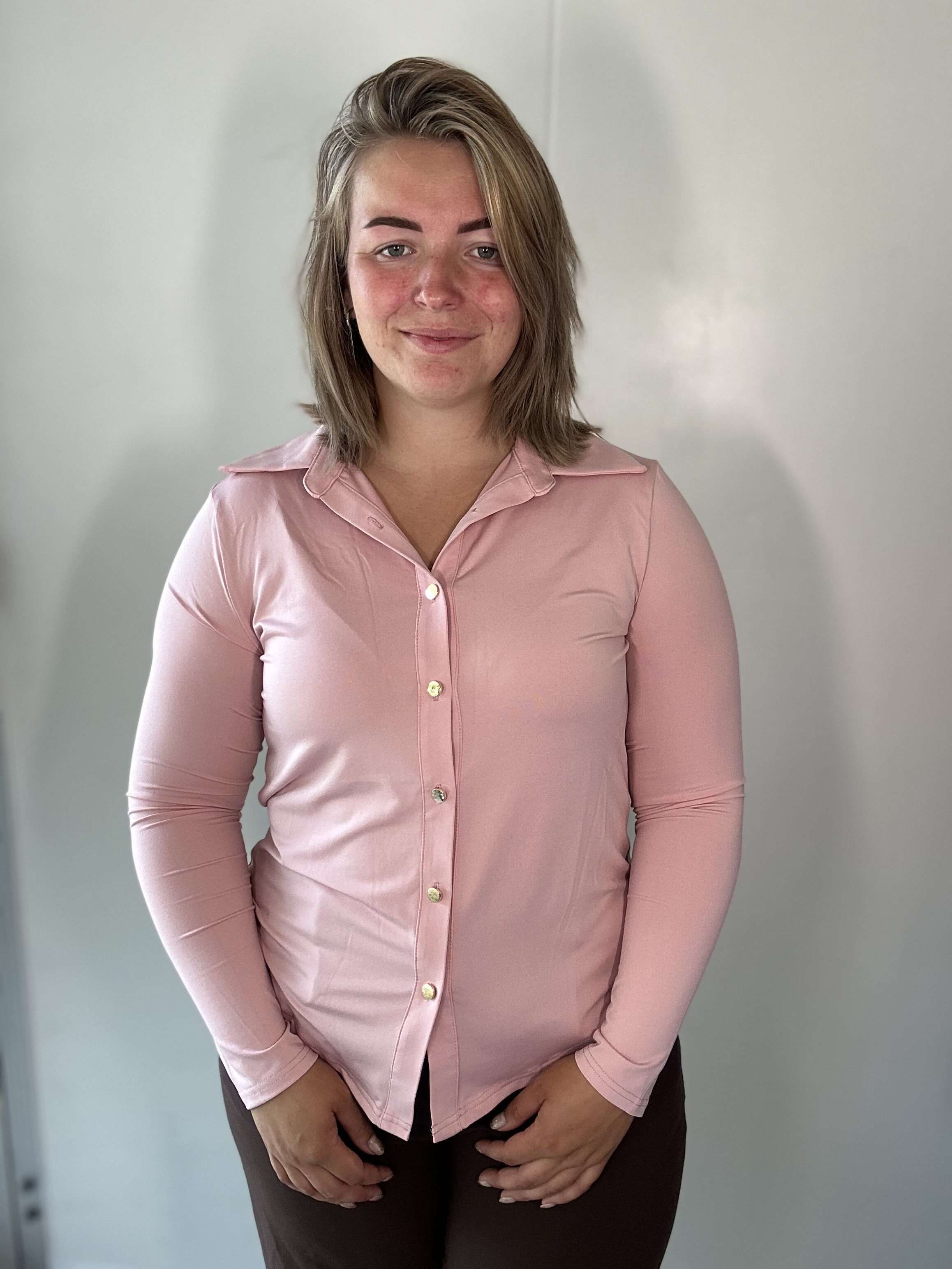 Roze blouse met gouden knopen