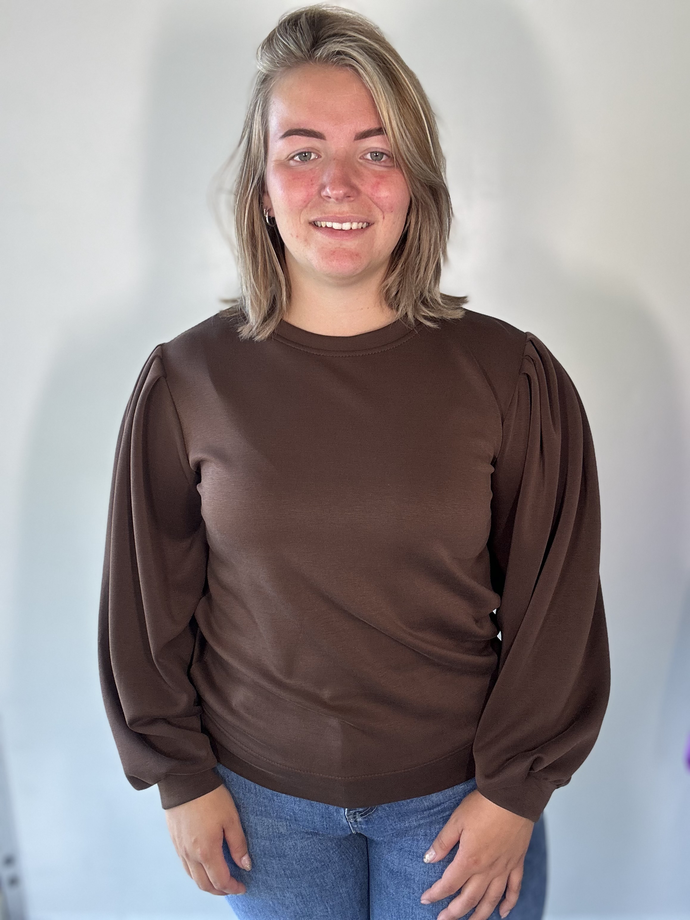 Bruine top met pofmouwen