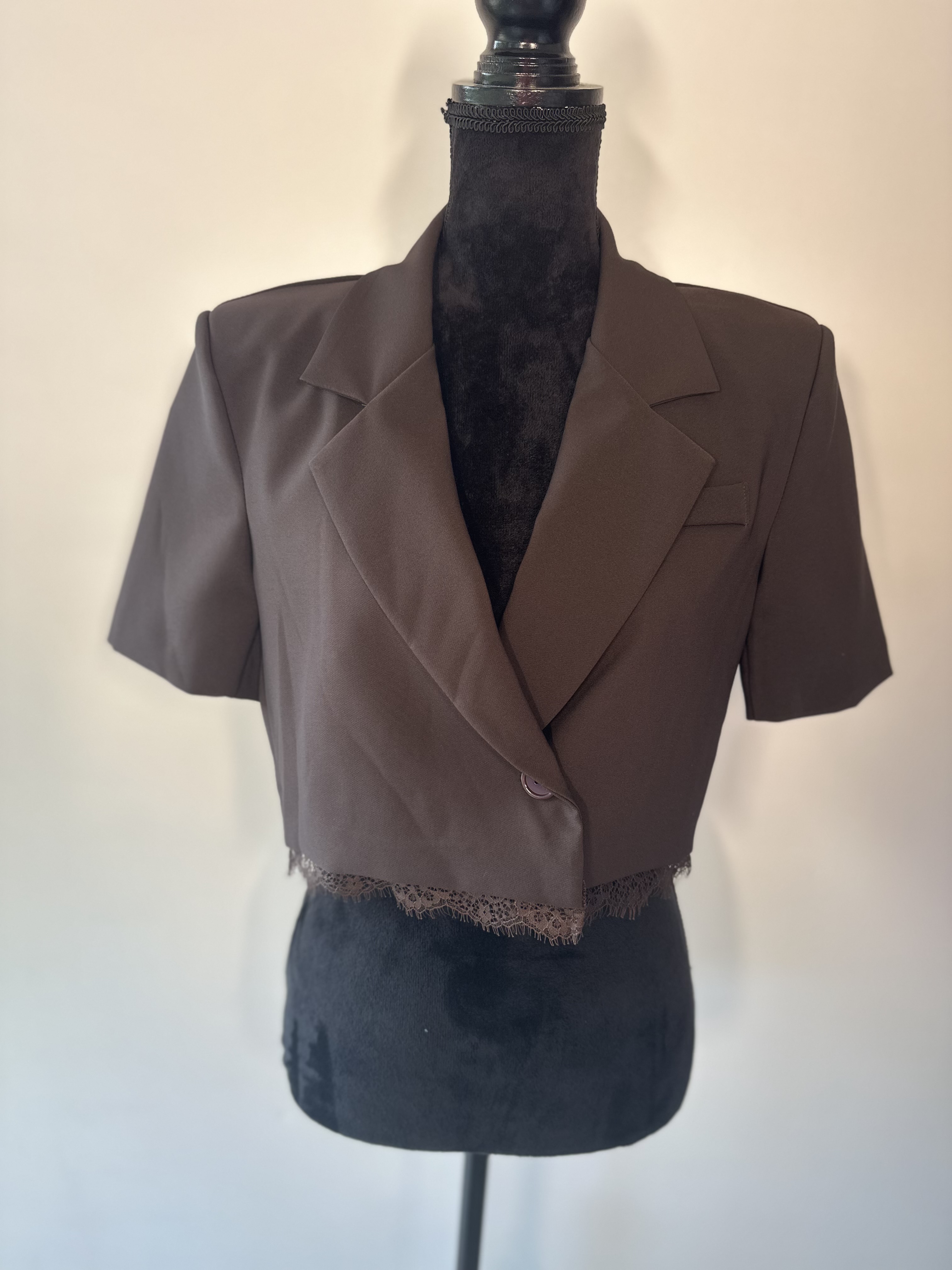Bruine cropped blazer met kanten detail