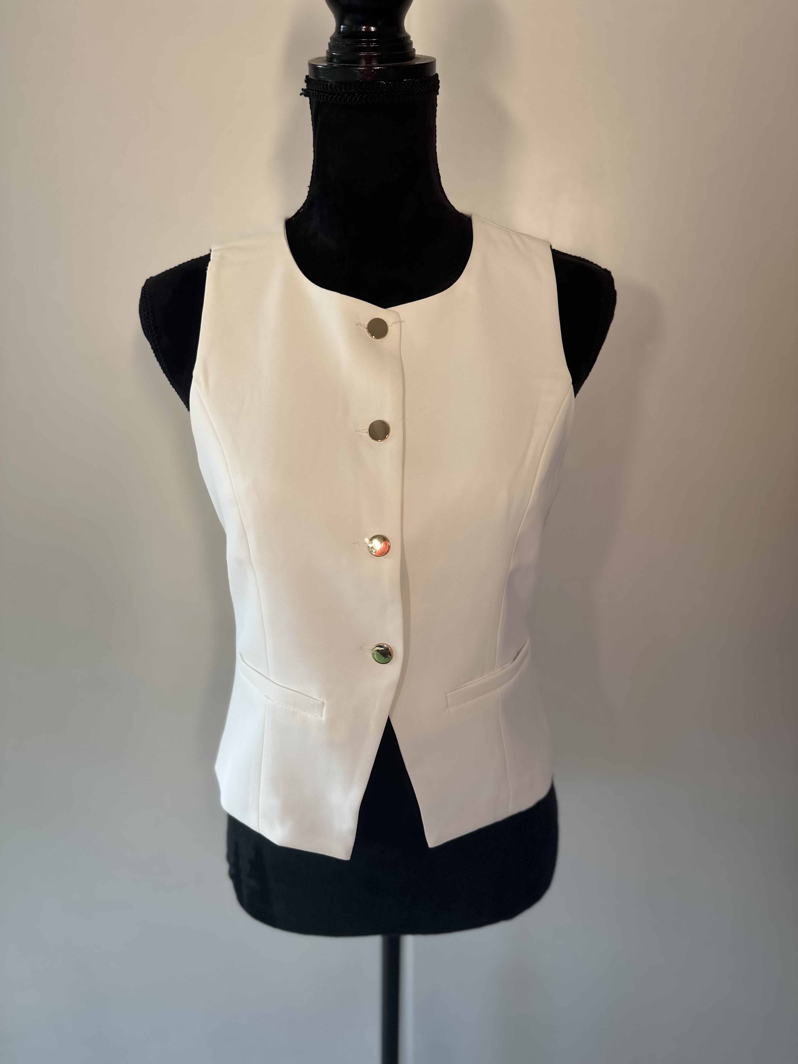 Wit gilet met gouden knopen