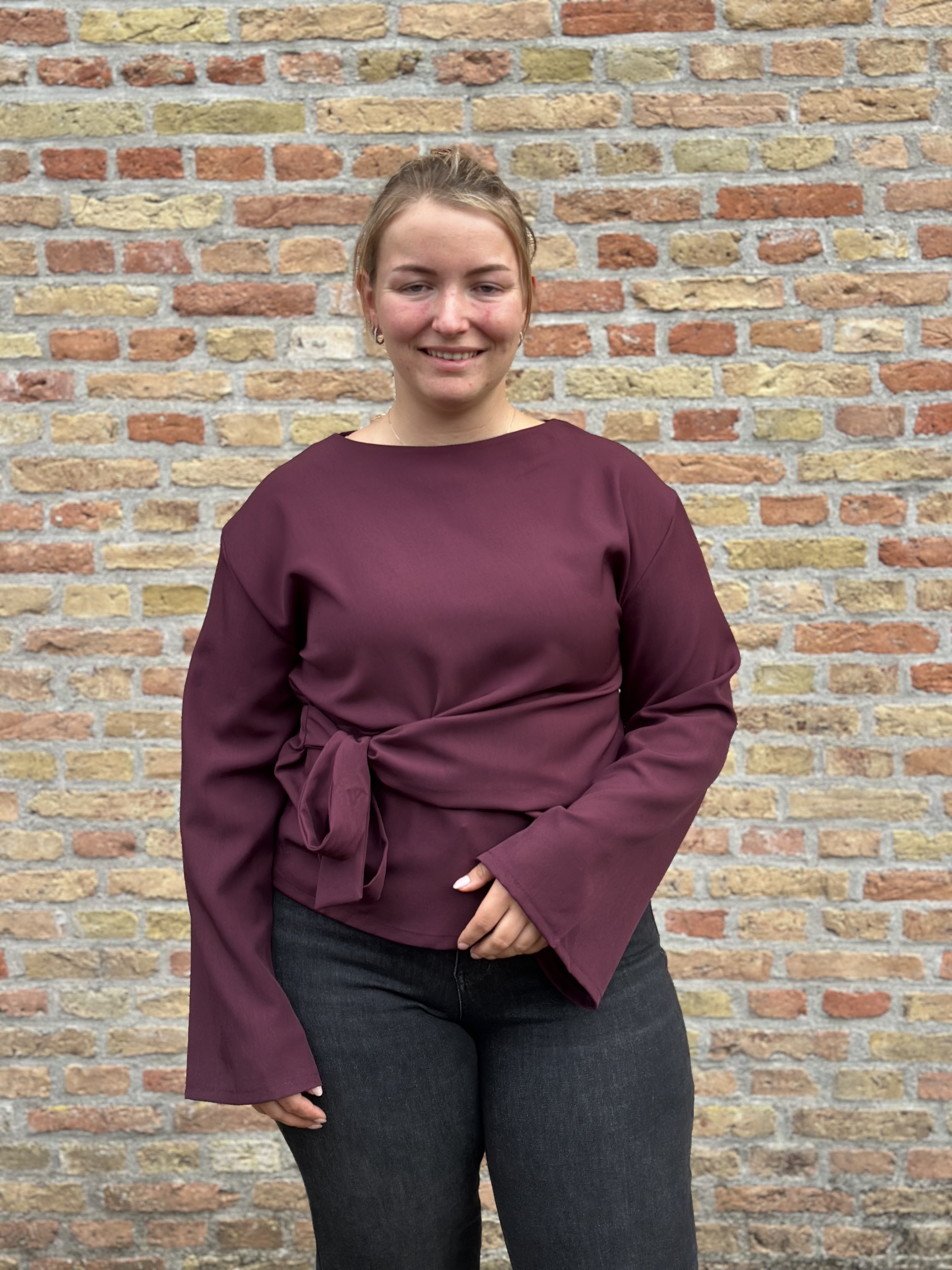 Top Elodie – Bordeaux met strikdetail