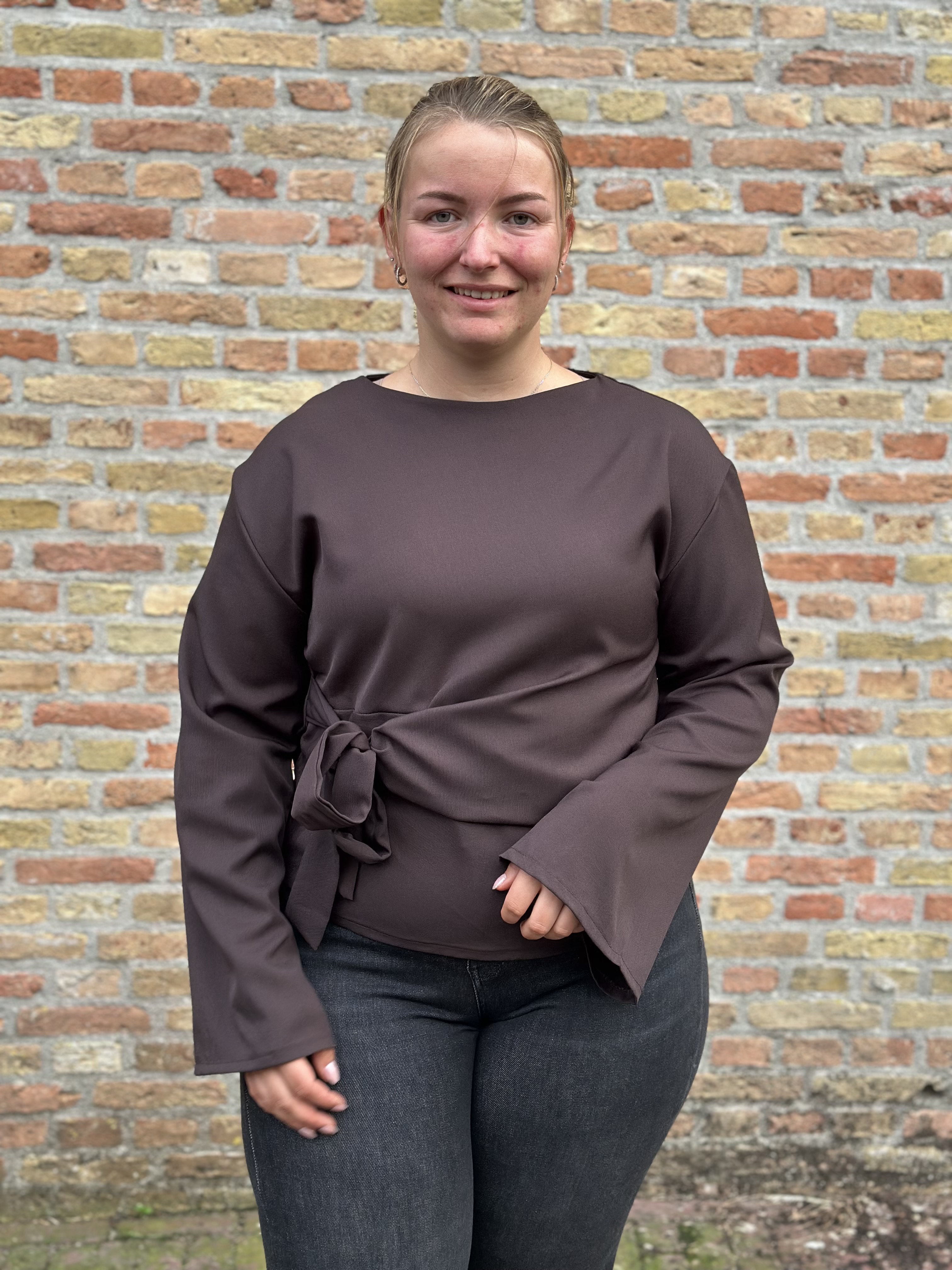 Top Elodie – Chocoladebruin met strikdetail